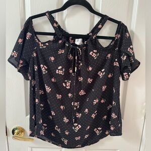 ✨5/$25✨Sienna Sky cold shoulder top size medium